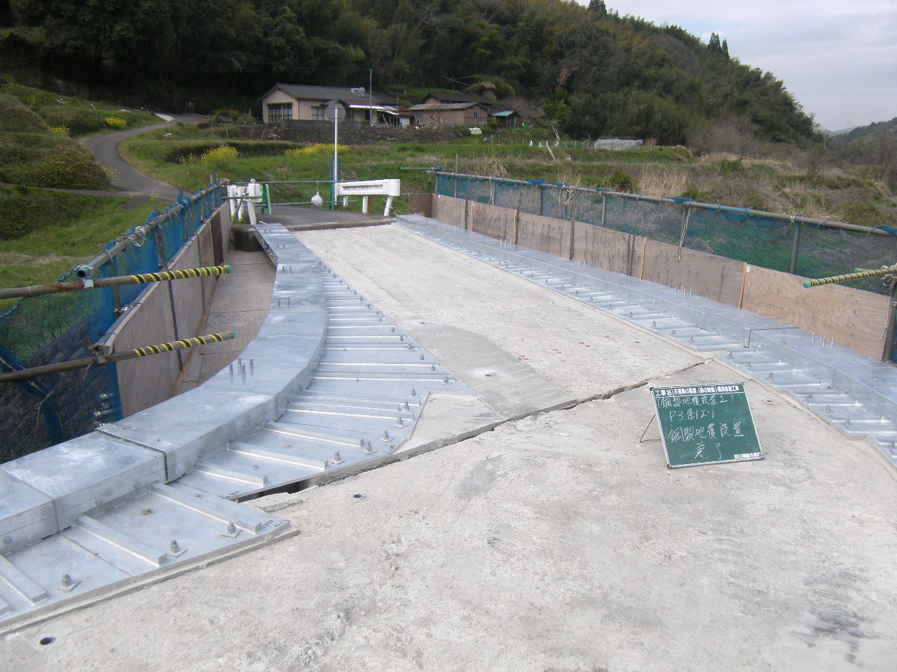 鳥の巣橋設置工事中状況